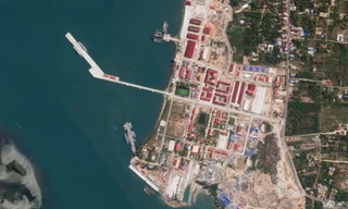 Bức ảnh vệ tinh do Planet Labs PBC chụp vào ngày 8/5 cho thấy 2 tàu hộ tống của Trung Quốc neo đậu tại căn cứ Hải quân Ream của Campuchia trên Vịnh Thái Lan. (Ảnh: AP)