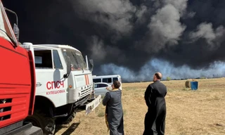 Vụ hỏa hoạn tại kho nhiên liệu Proletarsk sau cuộc tấn công bằng máy bay không người lái của Ukraine ở vùng Rostov ngày 21/8. (Ảnh: Reuters)