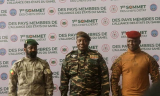 Lãnh đạo Mali, Niger và Burkina Faso chụp ảnh chung trong hội nghị thượng đỉnh Liên minh các quốc gia Sahel (AES) tại Niamey, Niger, ngày 6/7. (Ảnh: Reuters)