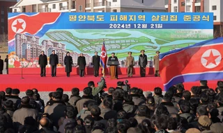 Lễ khánh thành khu nhà dành cho người dân vùng lũ Triều Tiên. (Ảnh: KCNA)