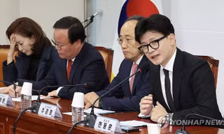 Ông Han Dong-hoon, chủ tịch đảng Quyền lực Nhân dân , phát biểu trong phiên họp sáng 6/12. (Ảnh: Yonhap)
