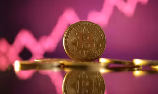 Giá bitcoin giảm mạnh xuống mức thấp nhất 7 tuần qua. (Đồ họa: Reuters)