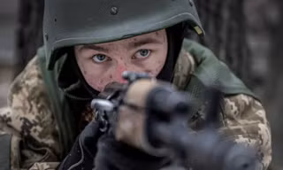 Một tình nguyện viên Ukraine ở Kiev ngày 9/1. (Ảnh: Reuters)