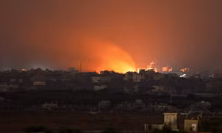 Lửa bùng lên ở phía bắc Dải Gaza ngày 1/6. (Ảnh: Reuters)