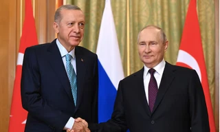 Tổng thống Thổ Nhĩ Kỳ Tayyip Erdogan bắt tay Tổng thống Vladimir Putin tại Sochi tháng 9/2023. (Ảnh: Sputnik)