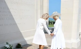 Đệ nhất phu nhân Pháp cố nắm tay Hoàng hậu Anh. (Ảnh: Daily Mail)