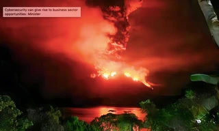 Núi lửa Ruang phun trào dữ dội khiến chính quyền Indonesia phải cảnh báo sóng thần. (Ảnh: Mint)