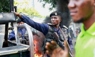 Một cảnh sát CHDC Congo làm nhiệm vụ ở khu vực biểu tình trước trụ sở Liên Hợp quốc ở thủ đô Kinshasa. (Ảnh: Reuters)