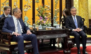 Ngoại trưởng Vương Nghị trong cuộc gặp người đồng cấp Nga Sergei Lavrov ngày 8/4. (Ảnh: AP)