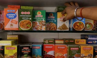 Một quầy bày bán các loại gia vị của MHD và Everest ở New Delhi. (Ảnh: Reuters)