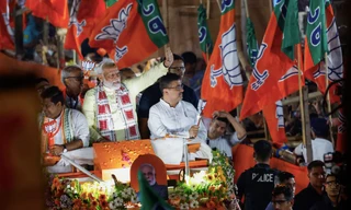 Thủ tướng Ấn Độ Narendra Modi vẫy tay chào những người ủng hộ ông trong khi thực hiện cuộc vận động ở Kolkata ngày 28/5. (Ảnh: Reuters)