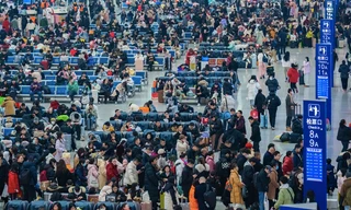 Người Trung Quốc chờ tàu ở nhà ga Trùng Khánh ngày 8/2. (Ảnh: Getty)