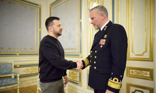 Tổng thống Ukraine Volodymir Zelensky gặp Chủ tịch ủy ban quân sự NATO Rob Bauer tại Kiev ngày 21/3. (Ảnh: Reuters)