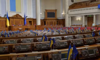 Bên trong phòng họp của Quốc hội Ukraine. ̣(Ảnh: Getty)