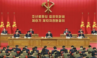Lần đầu xuất hiện huy hiệu hình ông Kim Jong Un 