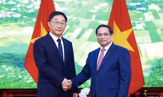 Thủ tướng Phạm Minh Chính tiếp Bí thư Khu uỷ Quảng Tây Lưu Ninh. (Ảnh: TTXVN)