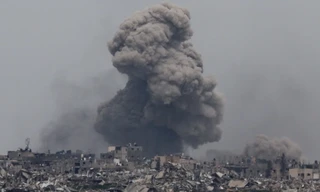 Khói bụi bốc lên sau một đợt ném bom vào Dải Gaza ngày 17/3. (Ảnh: Reuters)