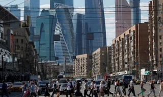 Người đi bộ băng qua đường ở khu vực trung tâm thủ đô Mátxcơva, Nga. (Ảnh: Reuters)