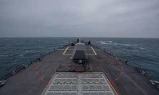 Trên boong tàu khu trục Mỹ USS John Finn. (Ảnh: US Navy)