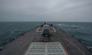 Trên boong tàu khu trục Mỹ USS John Finn. (Ảnh: US Navy)