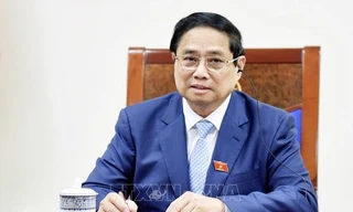 Thủ tướng Phạm Minh Chính trong cuộc điện đàm với Thủ tướng Singapore Lawrence Wong. (Ảnh: VNA)