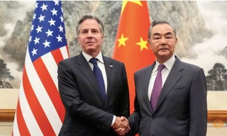 Ngoại trưởng Mỹ Antony Blinken và người đồng cấp Trung Quốc Vương Nghị chụp ảnh chung trước cuộc hội đàm ngày 26/4. (Ảnh: Reuters)