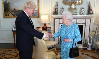 Ông Boris Johnson trong một lần tiếp kiến Nữ hoàng Elizabeth II. (Ảnh: Getty)