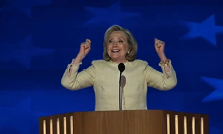 Cựu Ngoại trưởng Mỹ Hilary Clinton phát biểu tại Đại hội toàn quốc của đảng Dân chủ tối 19/8. (Ảnh: CNN)