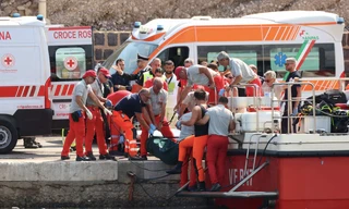 Đội cứu hộ đưa một thi thể lên bờ sau khi chiếc du thuyền chở 22 người bị chìm ngày 19/8. (Ảnh: Reuters)