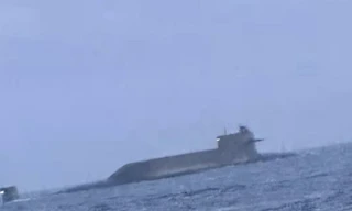 Bức ảnh do ngư dân chụp cho thấy tàu ngầm Trung Quốc nổi lên ở eo biển Đài Loan sáng 18/6