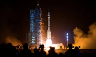 Tên lửa Trường Chinh-2F đưa tàu vũ trụ Thần Châu-18 lên trạm vũ trụ Thiên Cung của Trung Quốc ngày 25/4. (Ảnh: China Daily)