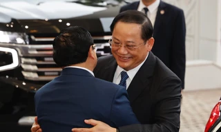 Thủ tướng Phạm Minh Chính đón Thủ tướng Lào Sonexay Siphandone chiều 22/4. (Ảnh: Như Ý)