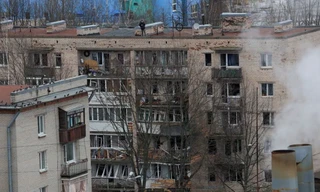 Khu nhà chung cư bị hư hại sau sự cố. (Ảnh: Reuters)