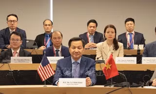 Phó Thủ tướng Lê Minh Khái trong cuộc trao đổi trực tuyến với Đại diện Thương mại Mỹ Katherine Tai. (ảnh: VNA)
