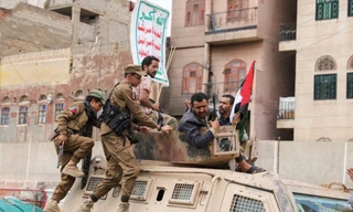 Các tay súng của Houthi ngồi trên nóc xe bọc thép tham gia cuộc biểu tình đoàn kết với người dân Palestine ở Sanaa, Yemen, ngày 24/8. (Ảnh: Reuters)