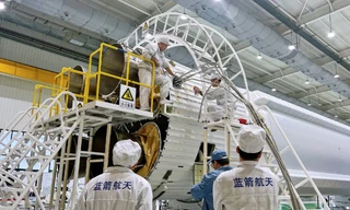 Bên trong nhà xưởng của hãng công nghệ tên lửa LandSpace. (Ảnh: Weibo)