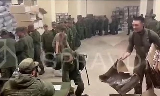 Bức ảnh được cho là cảnh các binh lính Triều Tiên đang nhận quân nhu ở Nga. ̣(Yonhap)