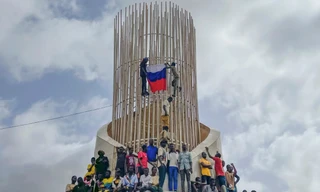 Những người ủng hộ chính quyền quân sự Niger căng cờ Nga trong cuộc biểu tình đòi tự do cho đất nước ở Niamey ngày 3/8/2023. (Ảnh: AP)