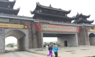 Khu vực cổng tam quan trên đường Tràng An, Ninh Bình sẽ là nơi diễn ra lễ khai mạc và thi đấu Việt dã toàn quốc và Marathon giải báo Tiền Phong lần thứ 58 năm 2017 ảnh H.H