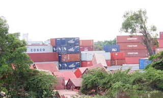 Gần 100 container chứa bột mì bị đổ xuống sông