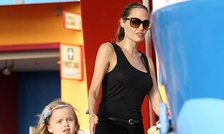Angelina Jolie giản dị cùng các con đi công viên giải trí