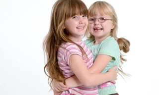 Trường cấm học sinh ôm nhau