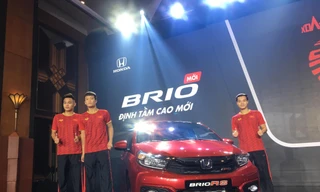 3 tuyển thủ quốc gia Văn Toàn, Hoàng Đức và Đức Chiến thích thú tạo dáng bên mẫu Honda Brio 2019 vừa ra mắt tại Việt Nam
