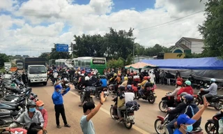 Người dân Tây Nguyên từ các tỉnh phía Nam rồng rắn bằng xe máy về quê tránh dịch