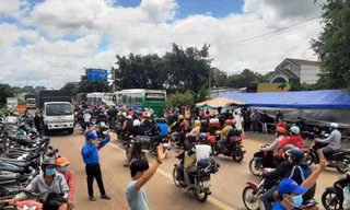 Người dân Tây Nguyên từ các tỉnh phía Nam rồng rắn bằng xe máy về quê tránh dịch