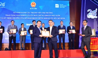 Ông Trần Văn Dũng - Chủ tịch Ủy ban Chứng khoán Nhà nước ghi nhận Tập đoàn Bảo Việt đã có những đóng góp tích cực cho thị trường chứng khoán Việt Nam