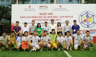 FC Tiền Phong chụp ảnh lưu niệm cùng Ban tổ chức