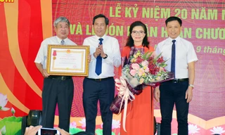 Chủ tịch Hội Nhà báo Việt Nam đã trao Huân chương Lao động hạng Nhì của Chủ tịch nước cho Trung tâm Bồi dưỡng nghiệp vụ báo chí