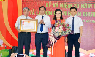 Chủ tịch Hội Nhà báo Việt Nam đã trao Huân chương Lao động hạng Nhì của Chủ tịch nước cho Trung tâm Bồi dưỡng nghiệp vụ báo chí