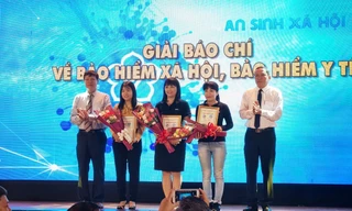 Ban tổ chức cuộc thi trao giải cho các tác giả đoạt giải Nhất “Cuộc thi sáng tạo tác phẩm báo chí tuyên truyền về BHXH, BHYT năm 2019-2020”. Ảnh: Doãn Thành Trí (Báo Quảng Nam)